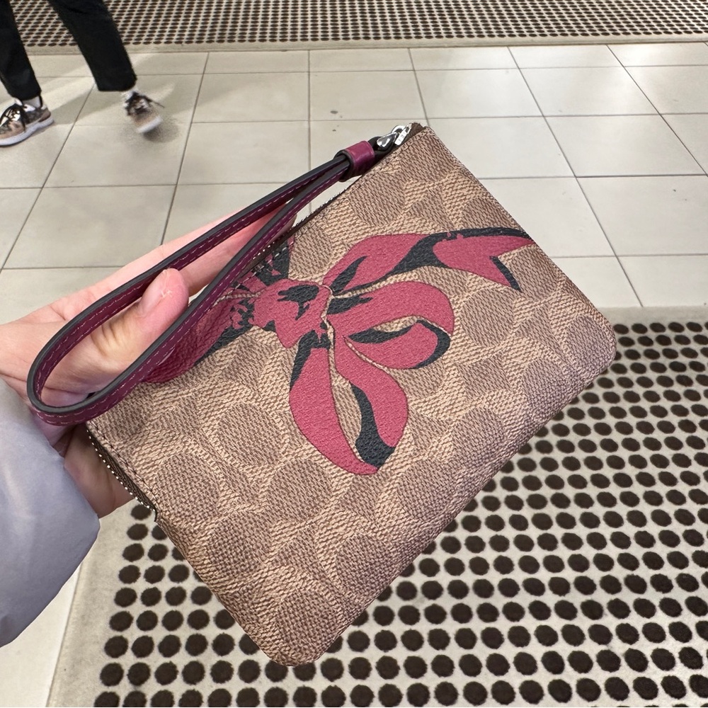 NWT COACH Corner Zip Wristlet In Signature Canvas With Bow Print - Picture 8 of 12